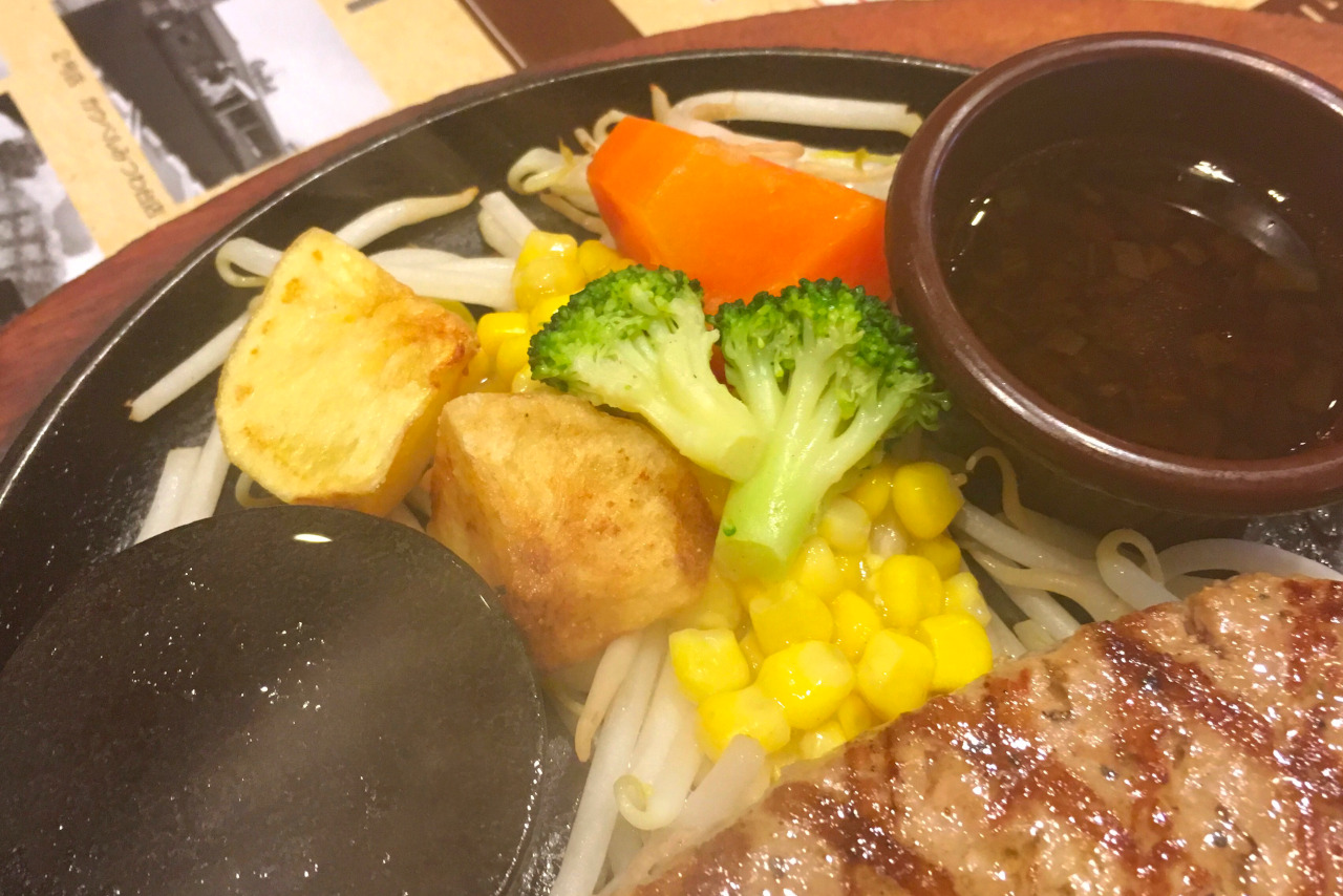 みつわ台のカウベル 名物の弾力ハンバーグはステーキさながらな肉肉しい仕上がりでインパクト大