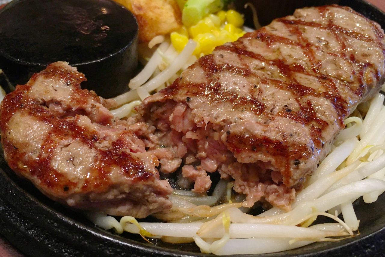みつわ台のカウベル 名物の弾力ハンバーグはステーキさながらな肉肉しい仕上がりでインパクト大