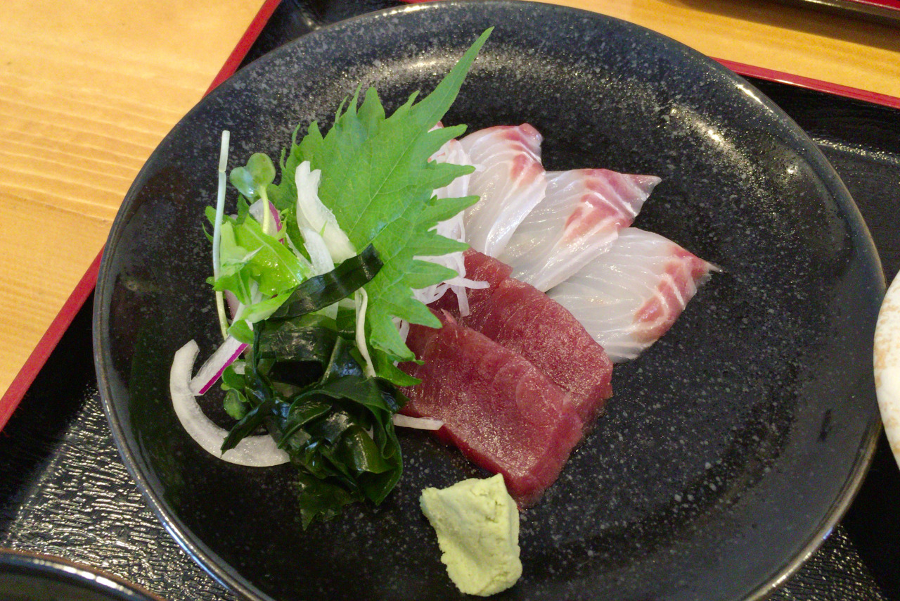 千葉市中央区 海鮮食堂かいじの日替わりスズキ鮪刺身＆サバ塩焼き定食が新鮮な魚たっぷりで旨すぎる