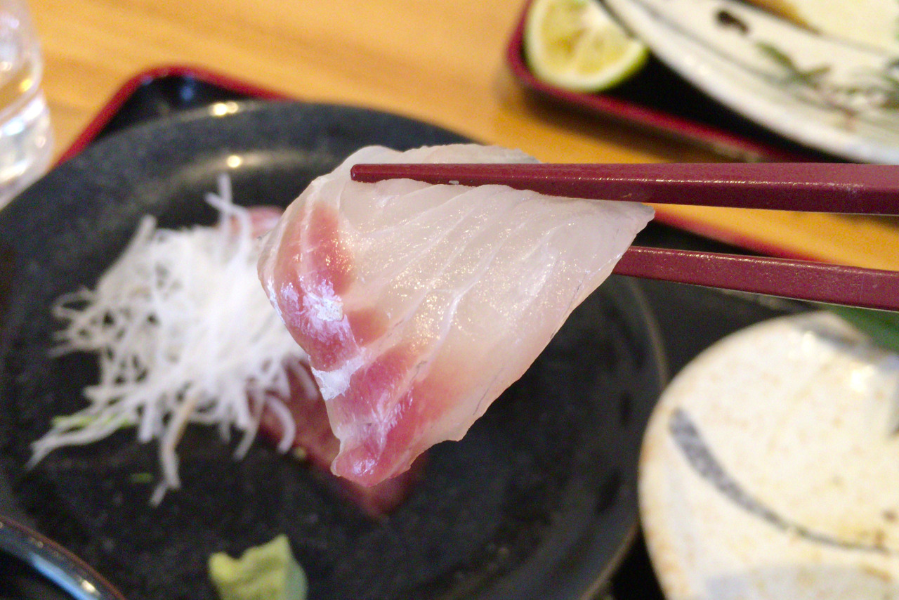 千葉市中央区 海鮮食堂かいじの日替わりスズキ鮪刺身＆サバ塩焼き定食が新鮮な魚たっぷりで旨すぎる