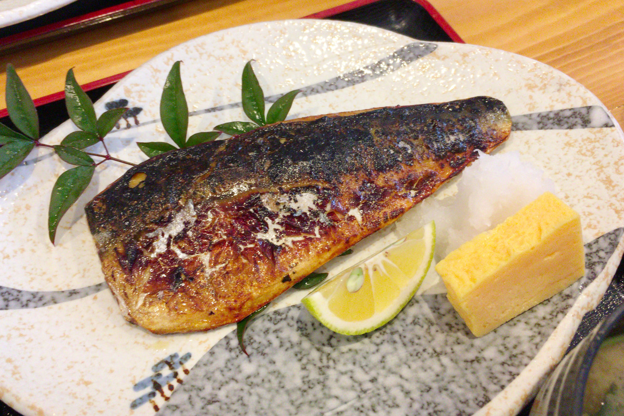千葉市中央区 海鮮食堂かいじの日替わりスズキ鮪刺身＆サバ塩焼き定食が新鮮な魚たっぷりで旨すぎる