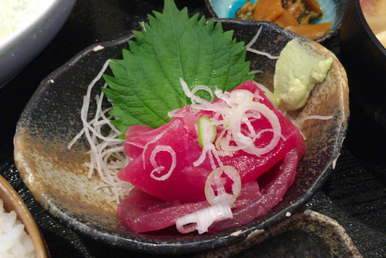 千葉市中央区の長咲やは混雑必至の人気定食屋!ボリューミーな日替わり定食はフライ&刺身の豪華盛り