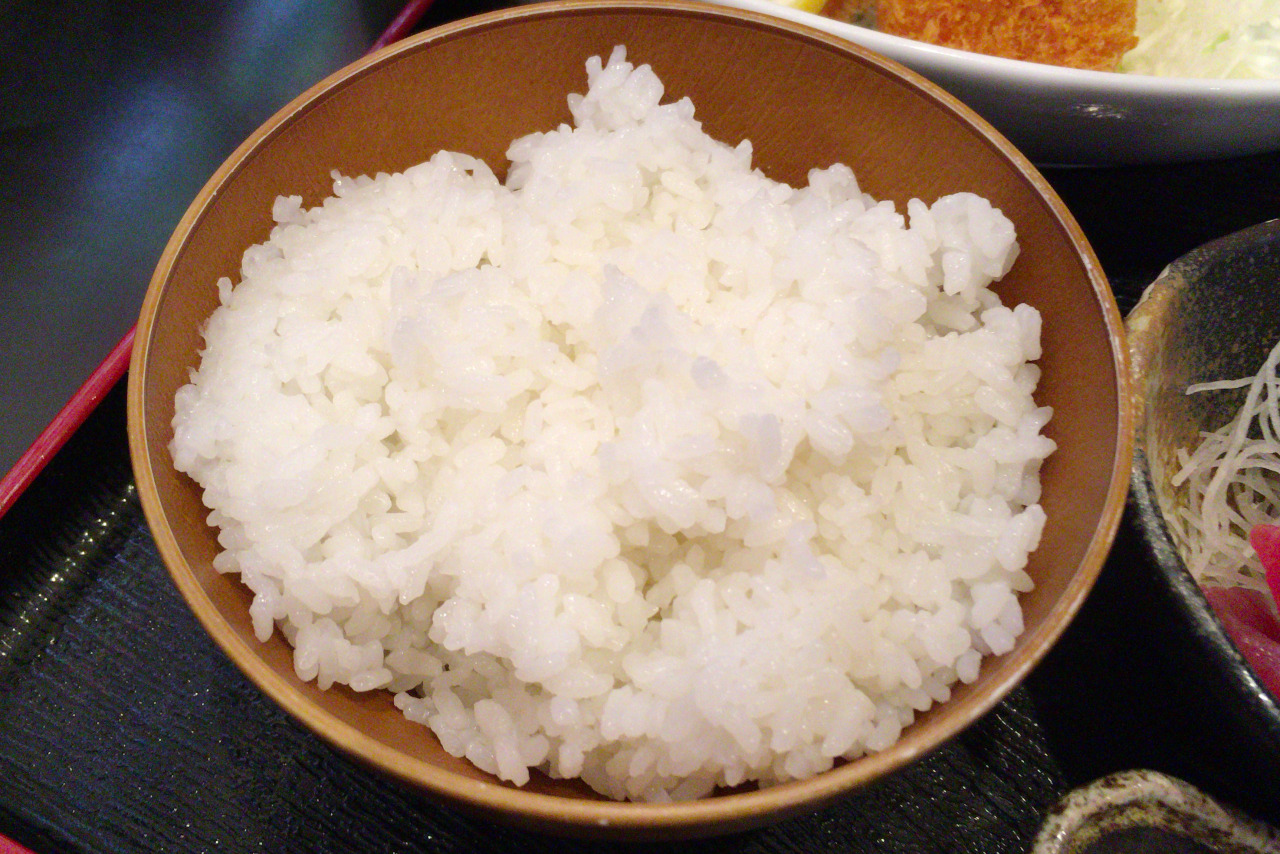 千葉市中央区の長咲やは混雑必至の人気定食屋!ボリューミーな日替わり定食はフライ&刺身の豪華盛り