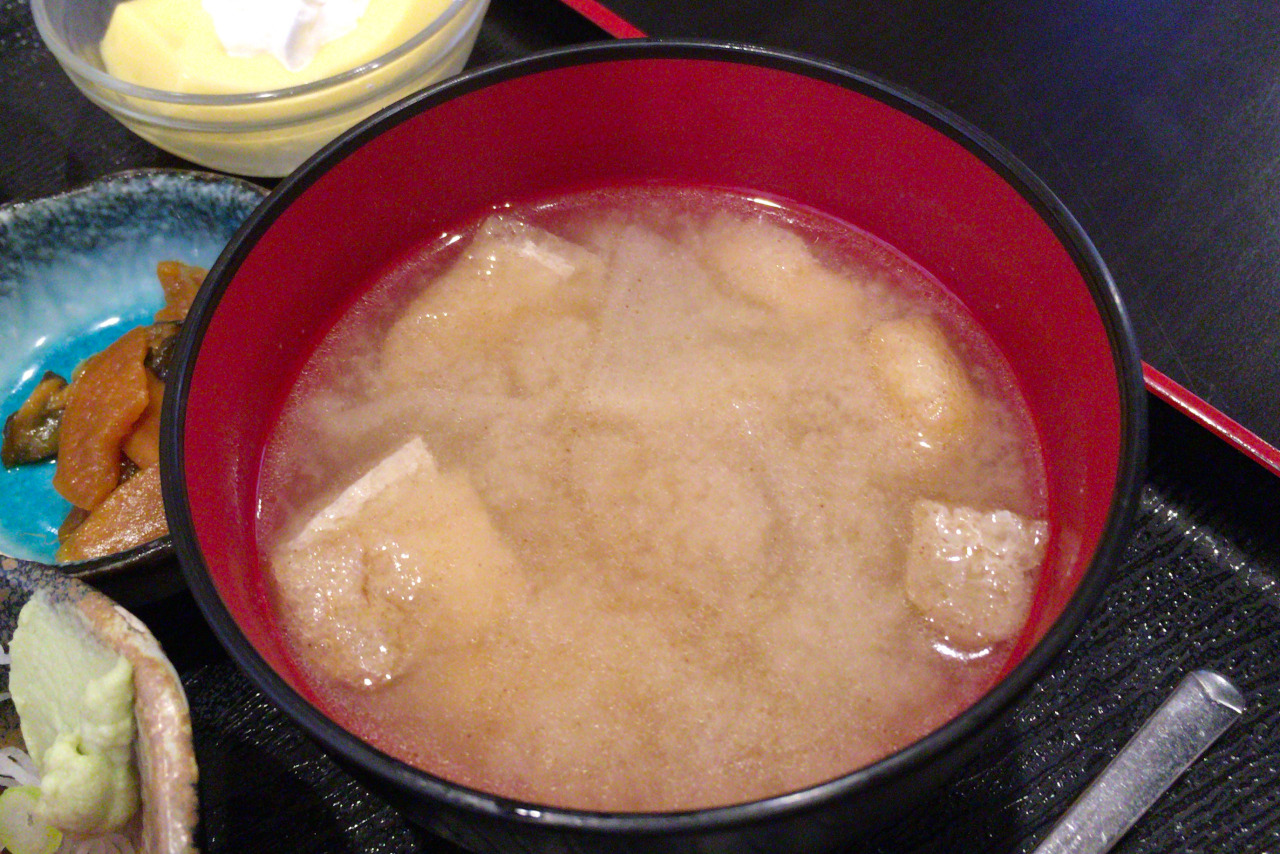 千葉市中央区の長咲やは混雑必至の人気定食屋!ボリューミーな日替わり定食はフライ&刺身の豪華盛り