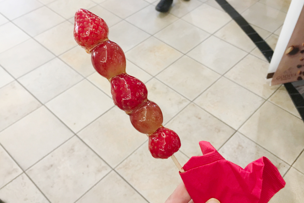 いちご飴専門店ストロベリーフェチがららぽーと船橋にオープン!いちごぶどう飴とスペシャルいちごミルクタピオカを実食!