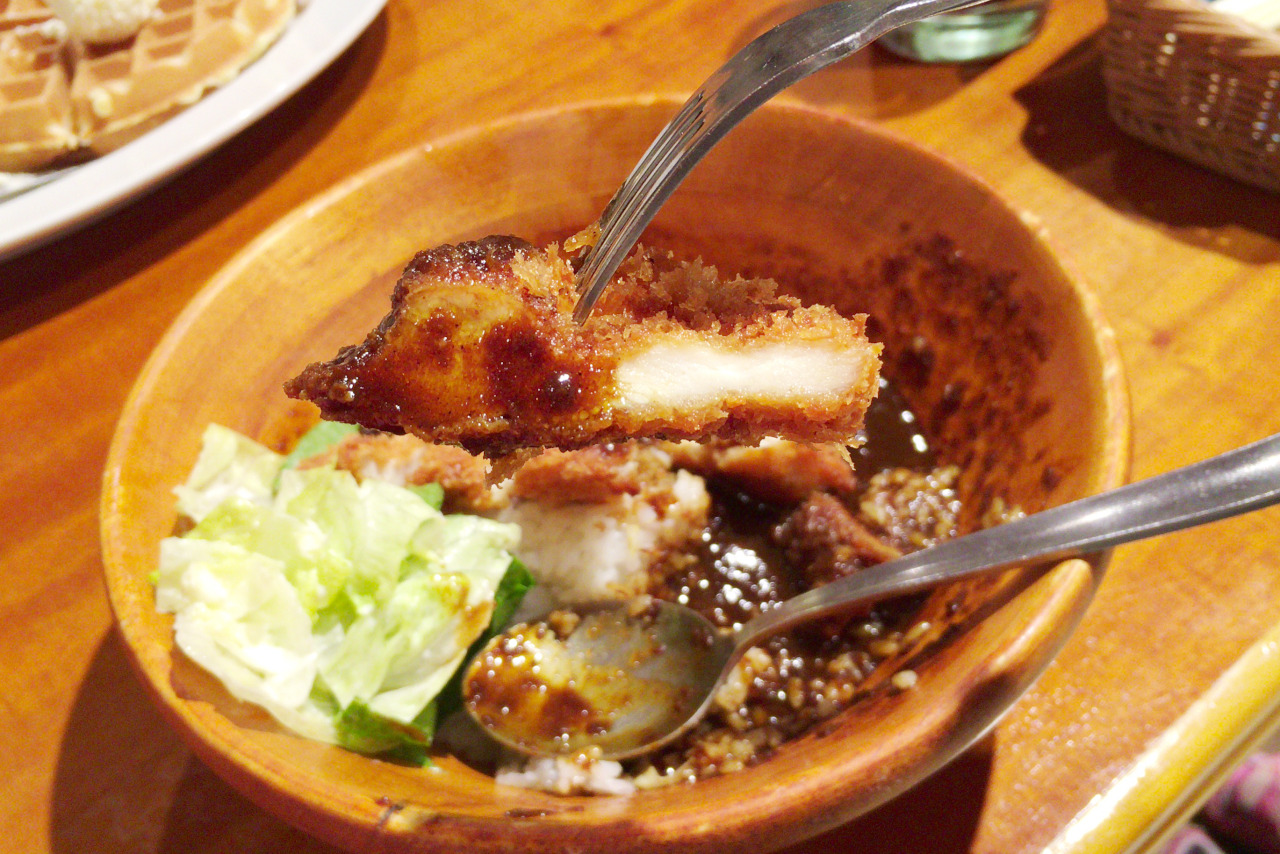 イオンモール幕張新都心のハワイアンカフェ ハレノヘアは絶対穴場!本格的でスパイシーなチキンカツ焙煎カレーとケイジャンチキンワッフルプラターが激ウマなんだ