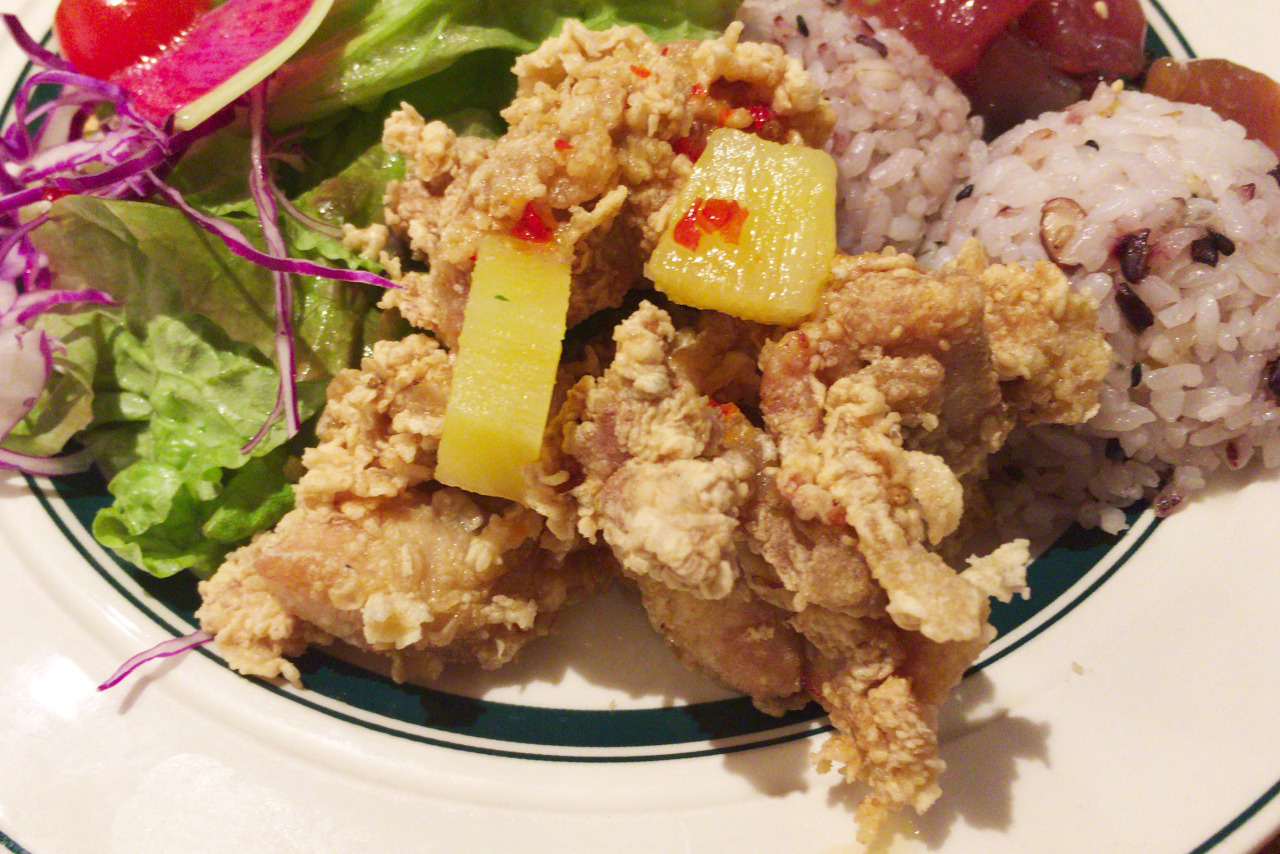 酒々井アウトレットのハナオカフェ、ロコモコとハーフ＆ハーフプレートがヘルシーなのに食べ応え抜群