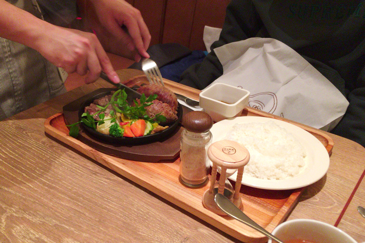 ユーカリが丘のいしがまやハンバーグ 肉祭りセット&シチュー食べてみた!石窯で焼いたハンバーグのふわふわでとろける食感に感動