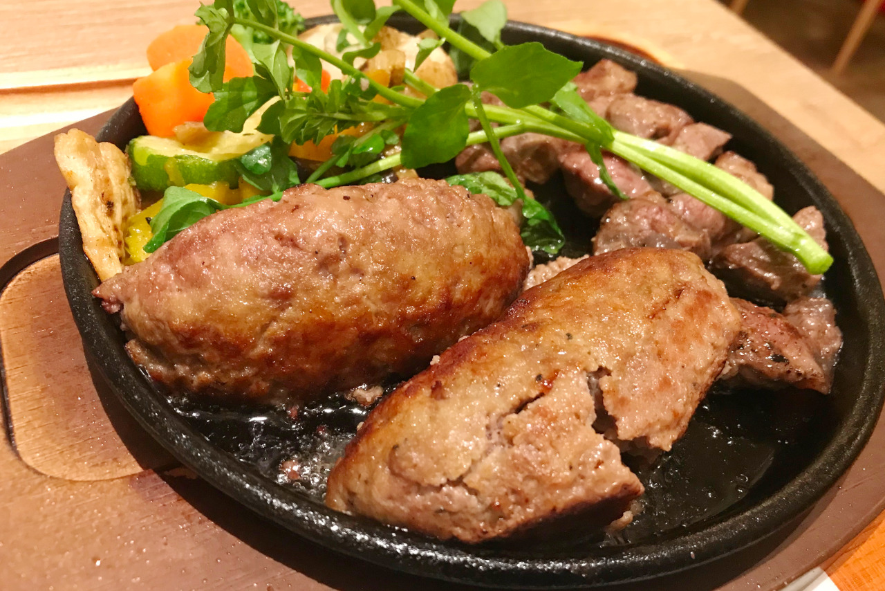 ユーカリが丘のいしがまやハンバーグ 肉祭りセット&シチュー食べてみた!石窯で焼いたハンバーグのふわふわでとろける食感に感動
