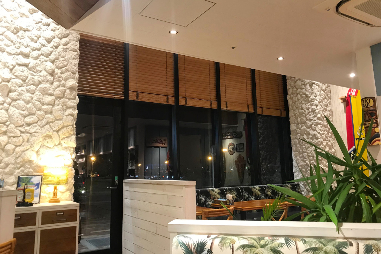 イオンモール幕張新都心のハワイアンカフェ ハレノヘアは絶対穴場!本格的でスパイシーなチキンカツ焙煎カレーとケイジャンチキンワッフルプラターが激ウマなんだ