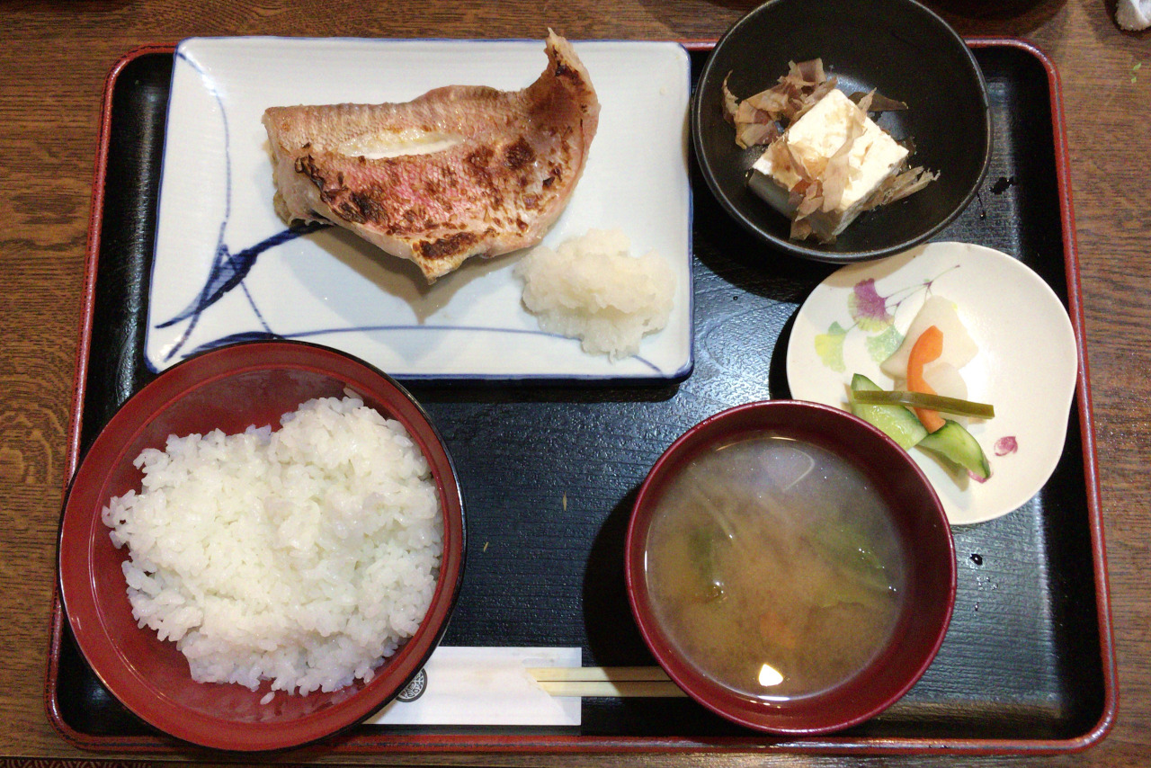 Jr本千葉駅すぐの小料理 いね 日替わり焼魚定食アコウダイの塩焼きが絶品すぎて箸が止まらない