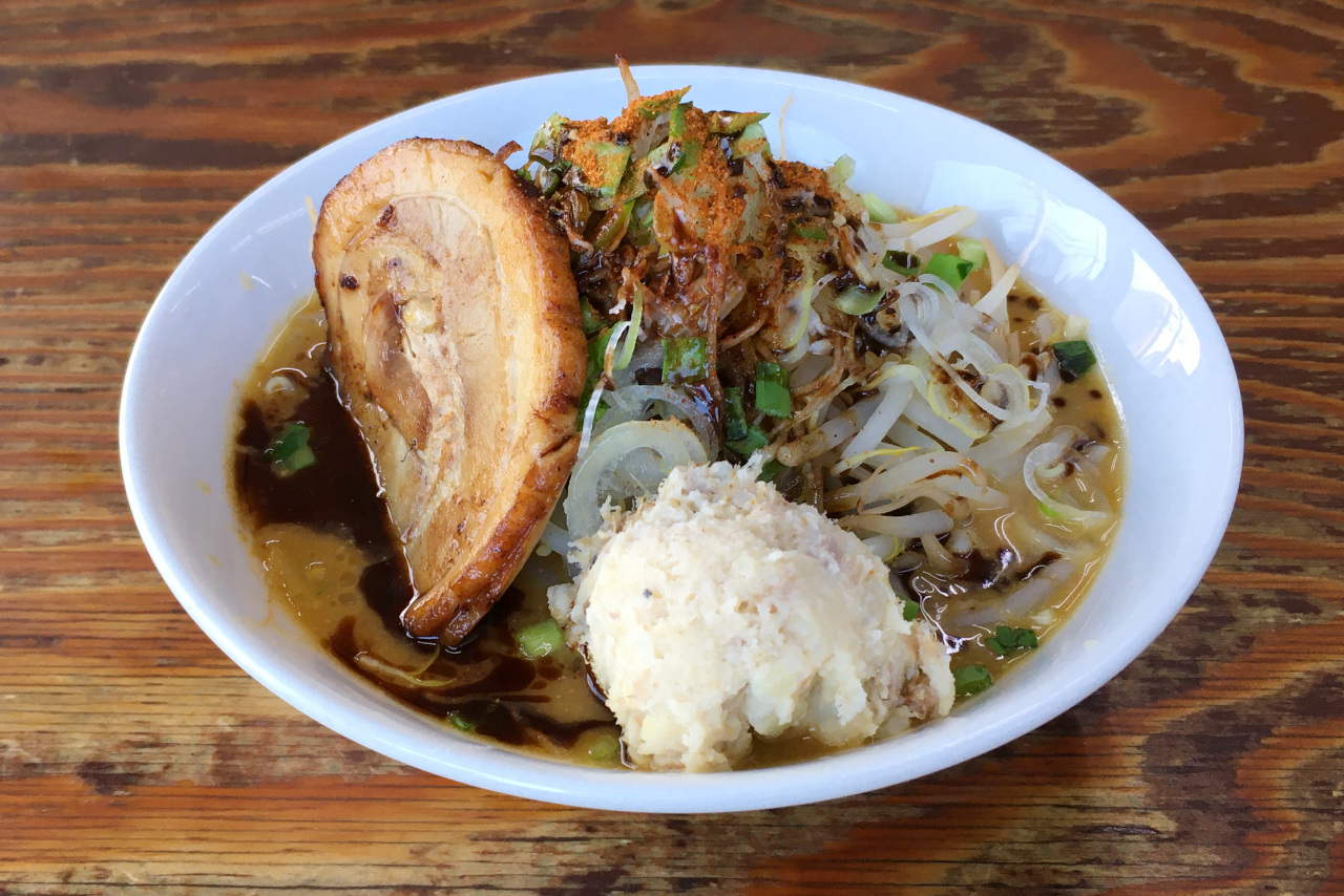 餃子の並商 限定メニュー鶏白湯味噌らーめんとなる「味噌そば」は間違いない旨さ！どろっと濃厚スープから垣間見える優しさ