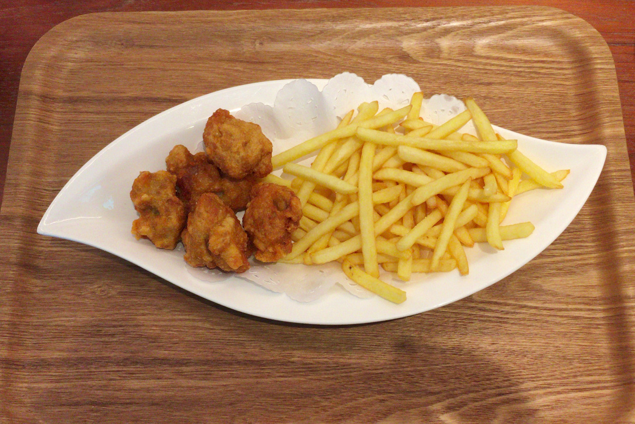 鴨シーのレストランオーシャン、スパゲッティーボロネーゼとまぐろぶっかけは水族館のご飯としてはこだわりのある味わい