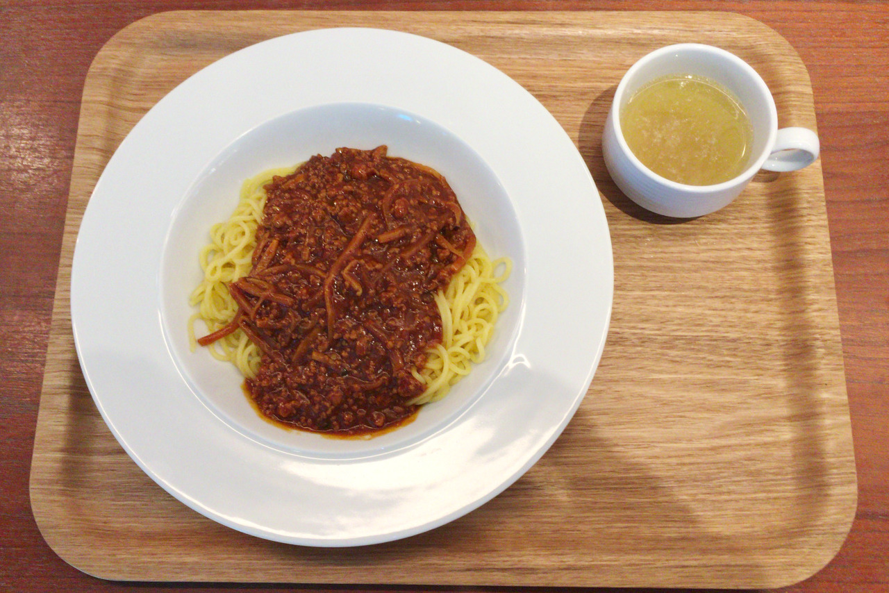鴨シーのレストランオーシャン、スパゲッティーボロネーゼとまぐろぶっかけは水族館のご飯としてはこだわりのある味わい