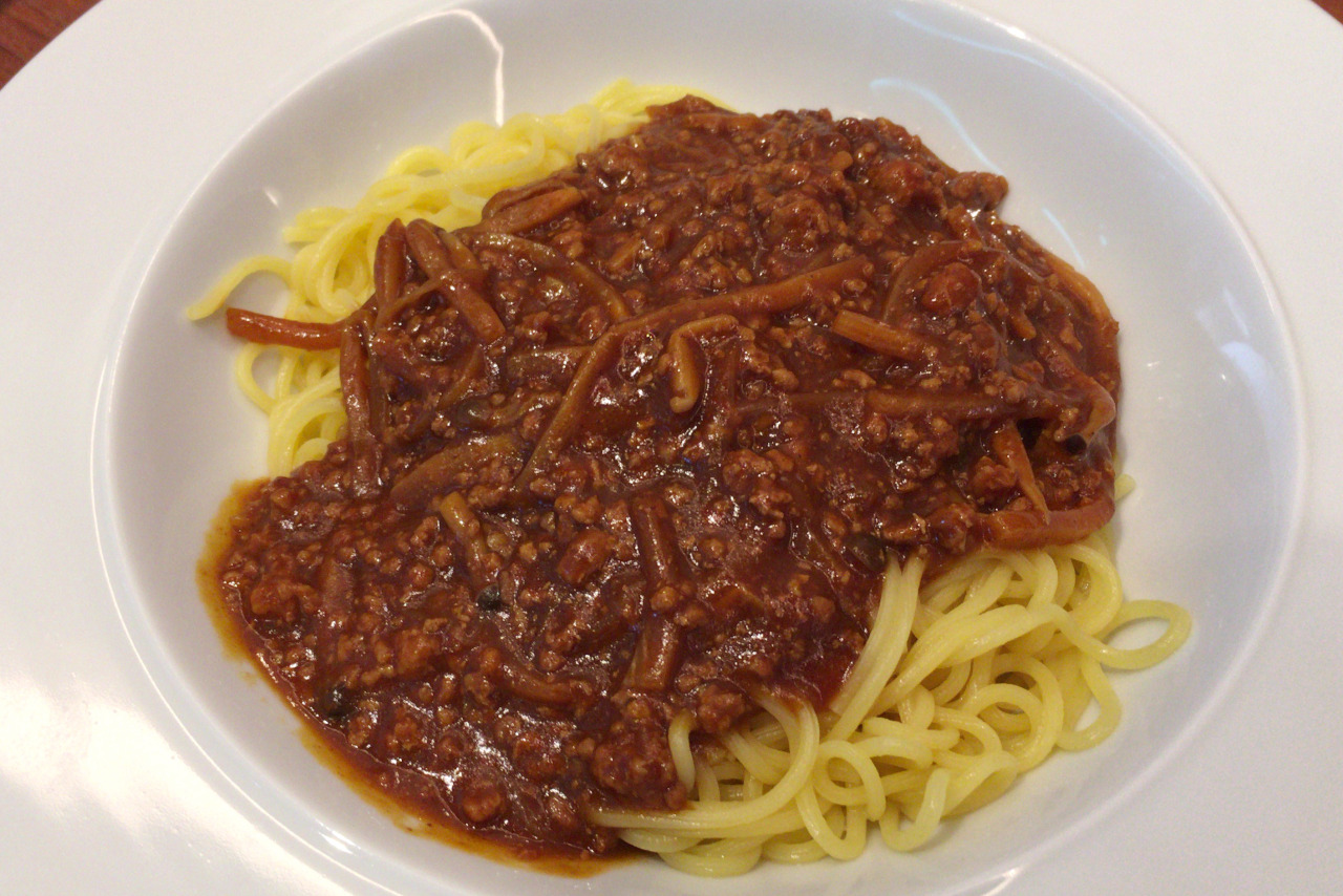 鴨シーのレストランオーシャン、スパゲッティーボロネーゼとまぐろぶっかけは水族館のご飯としてはこだわりのある味わい