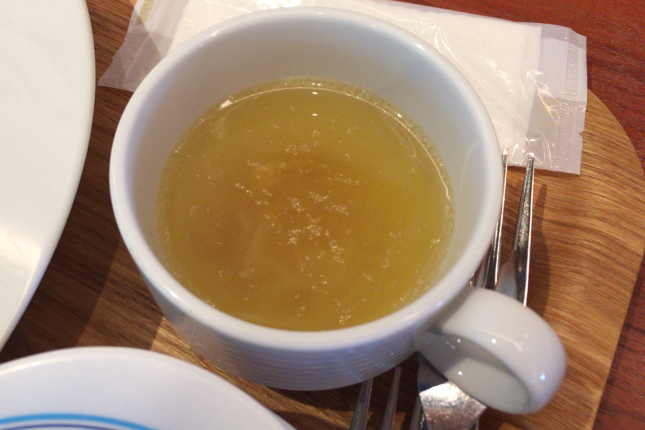 鴨シーのレストランオーシャン、スパゲッティーボロネーゼとまぐろぶっかけは水族館のご飯としてはこだわりのある味わい