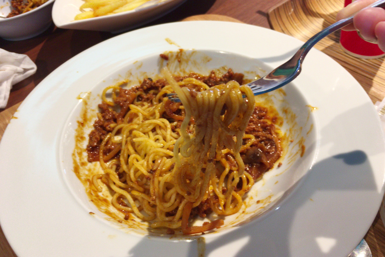 鴨シーのレストランオーシャン、スパゲッティーボロネーゼとまぐろぶっかけは水族館のご飯としてはこだわりのある味わい