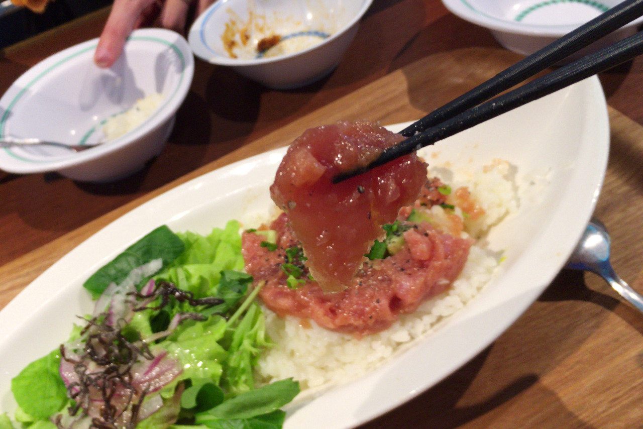 鴨シーのレストランオーシャン、スパゲッティーボロネーゼとまぐろぶっかけは水族館のご飯としてはこだわりのある味わい