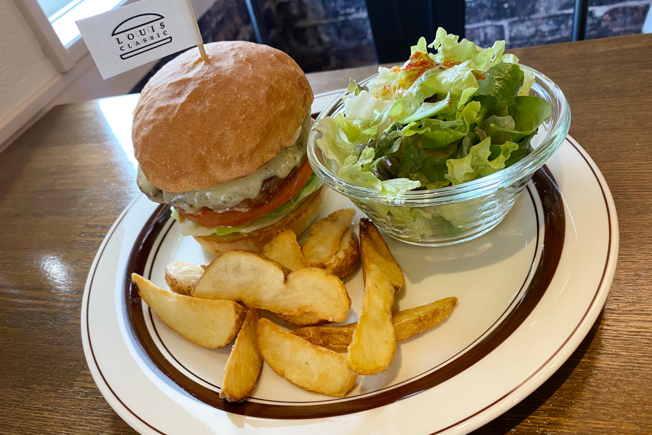 ルイスクラシックは小倉台らしからぬオシャレなバーガーショップ ボリューミーなハンバーガーはどれも激ウマ