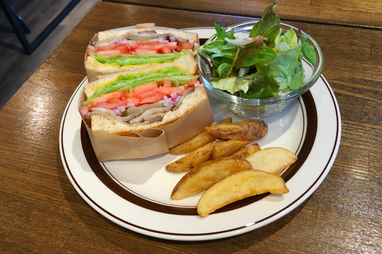 ルイスクラシックは小倉台らしからぬオシャレなバーガーショップ ボリューミーなハンバーガーはどれも激ウマ