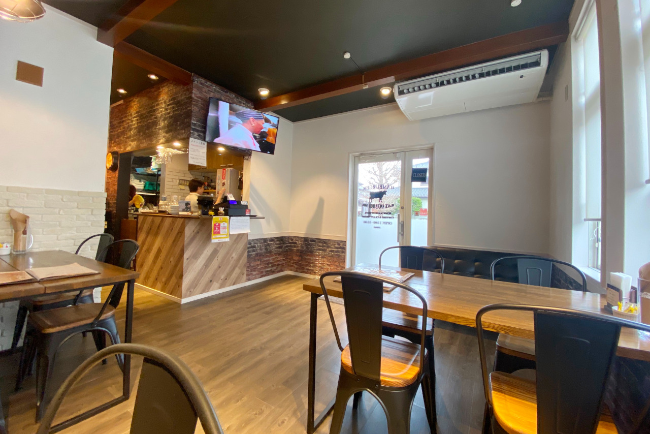 ルイスクラシックは小倉台らしからぬオシャレなバーガーショップ ボリューミーなハンバーガーはどれも激ウマ