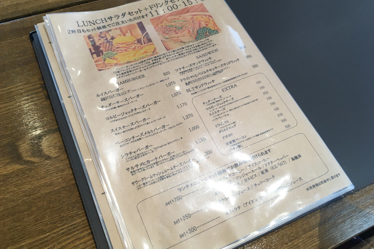 ルイスクラシックは小倉台らしからぬオシャレなバーガーショップ ボリューミーなハンバーガーはどれも激ウマ