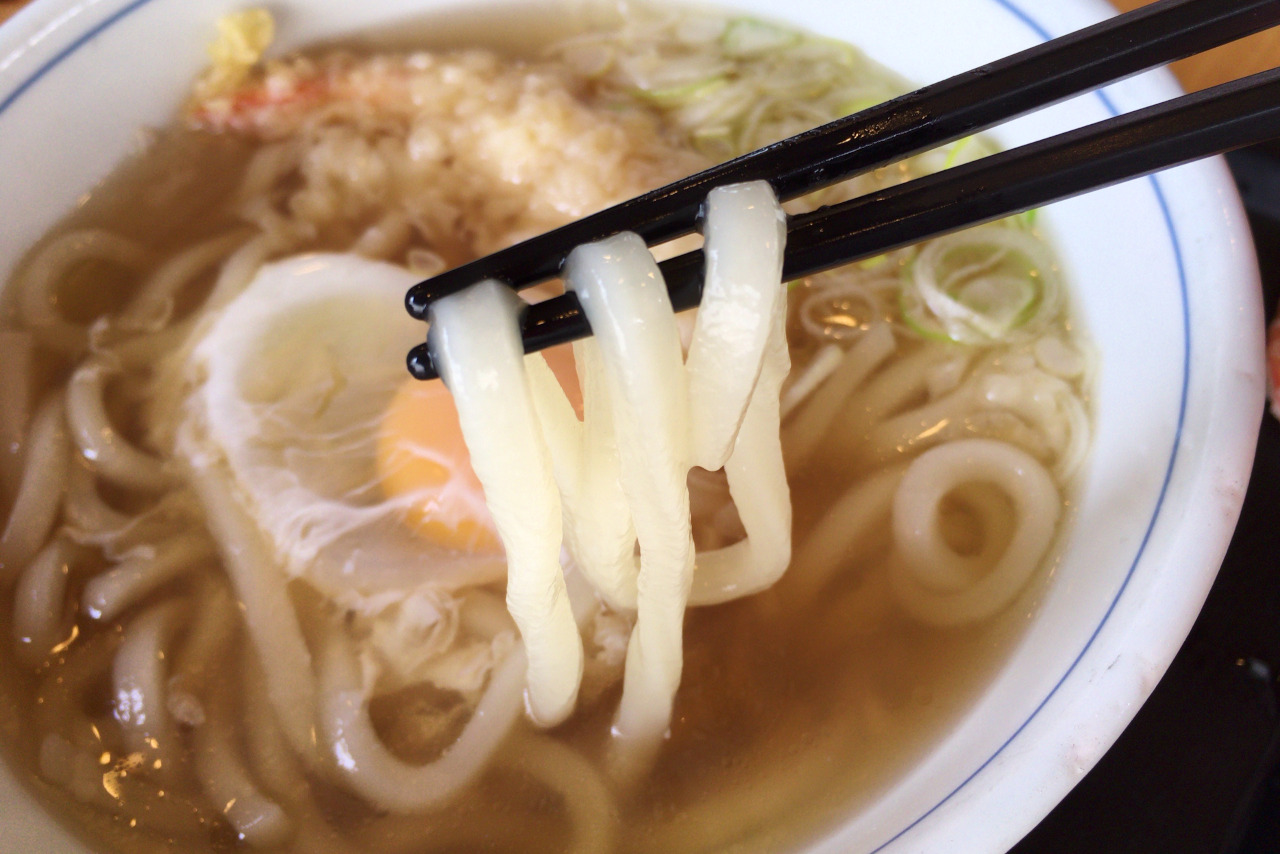 東寺山のWEST(ウエスト)は意外にも本格的な博多うどんが食べられる!海老天+月見トッピングで更にウマウマ〜