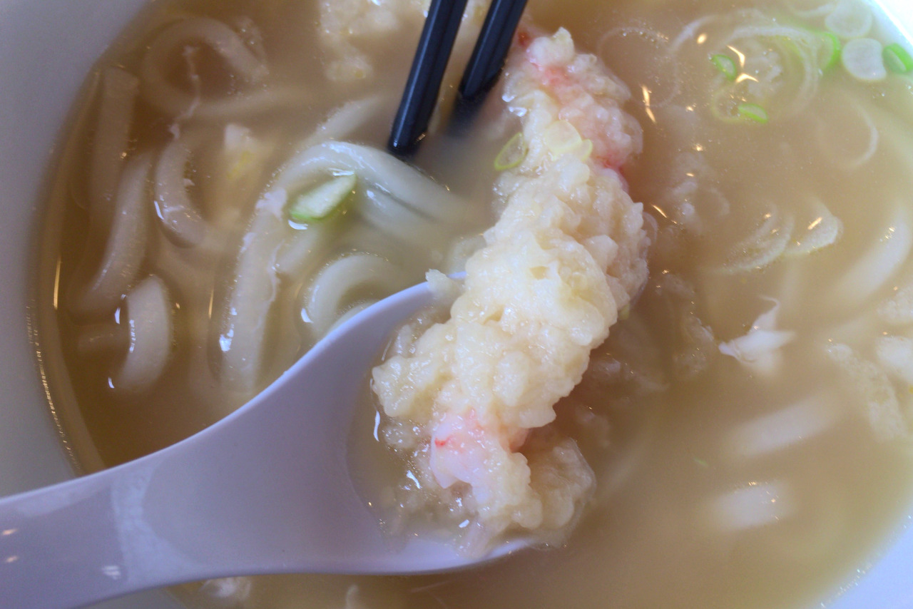 東寺山のWEST(ウエスト)は意外にも本格的な博多うどんが食べられる!海老天+月見トッピングで更にウマウマ〜