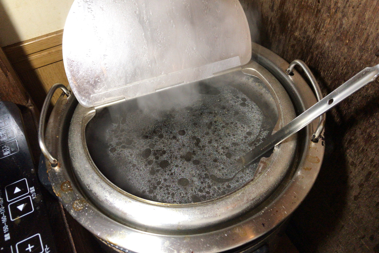 穴川のBAGOOS(バグース) アジアンフライドチキンオムライスはトロッと卵に唐揚げの甘辛ソースが効いて絶品なんだ