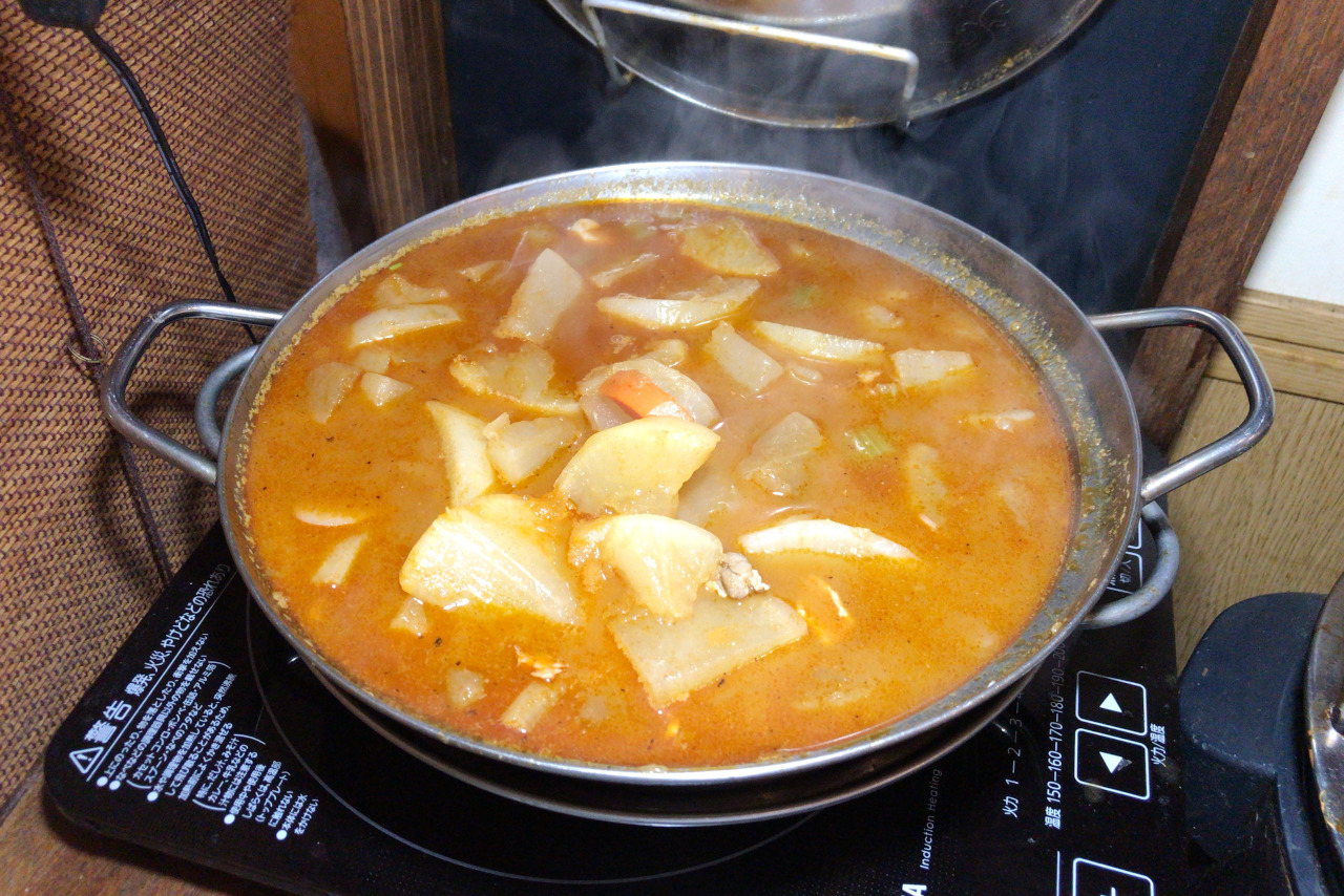 穴川のBAGOOS(バグース) アジアンフライドチキンオムライスはトロッと卵に唐揚げの甘辛ソースが効いて絶品なんだ