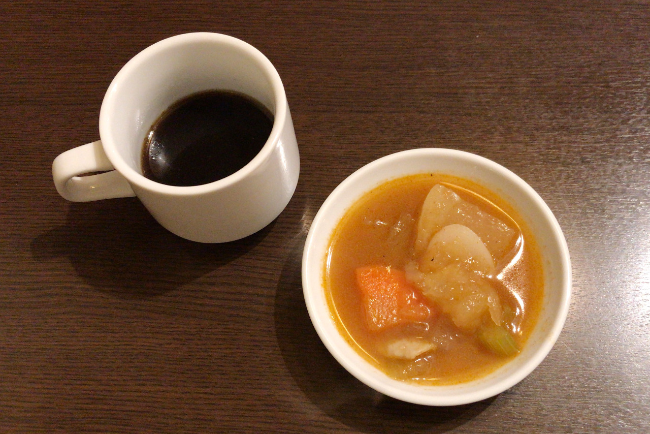 穴川のBAGOOS(バグース) アジアンフライドチキンオムライスはトロッと卵に唐揚げの甘辛ソースが効いて絶品なんだ