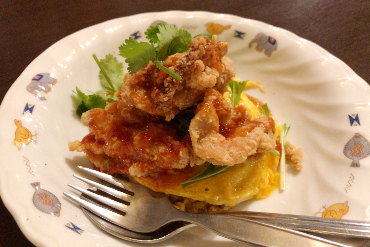 穴川のBAGOOS(バグース) アジアンフライドチキンオムライスはトロッと卵に唐揚げの甘辛ソースが効いて絶品なんだ