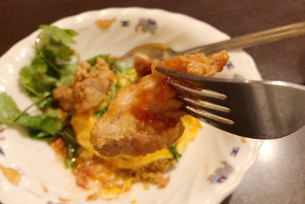 穴川のBAGOOS(バグース) アジアンフライドチキンオムライスはトロッと卵に唐揚げの甘辛ソースが効いて絶品なんだ