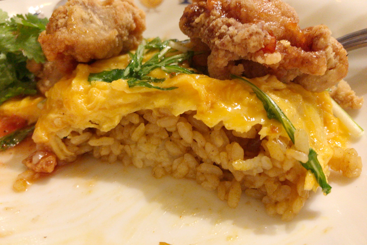 穴川のBAGOOS(バグース) アジアンフライドチキンオムライスはトロッと卵に唐揚げの甘辛ソースが効いて絶品なんだ