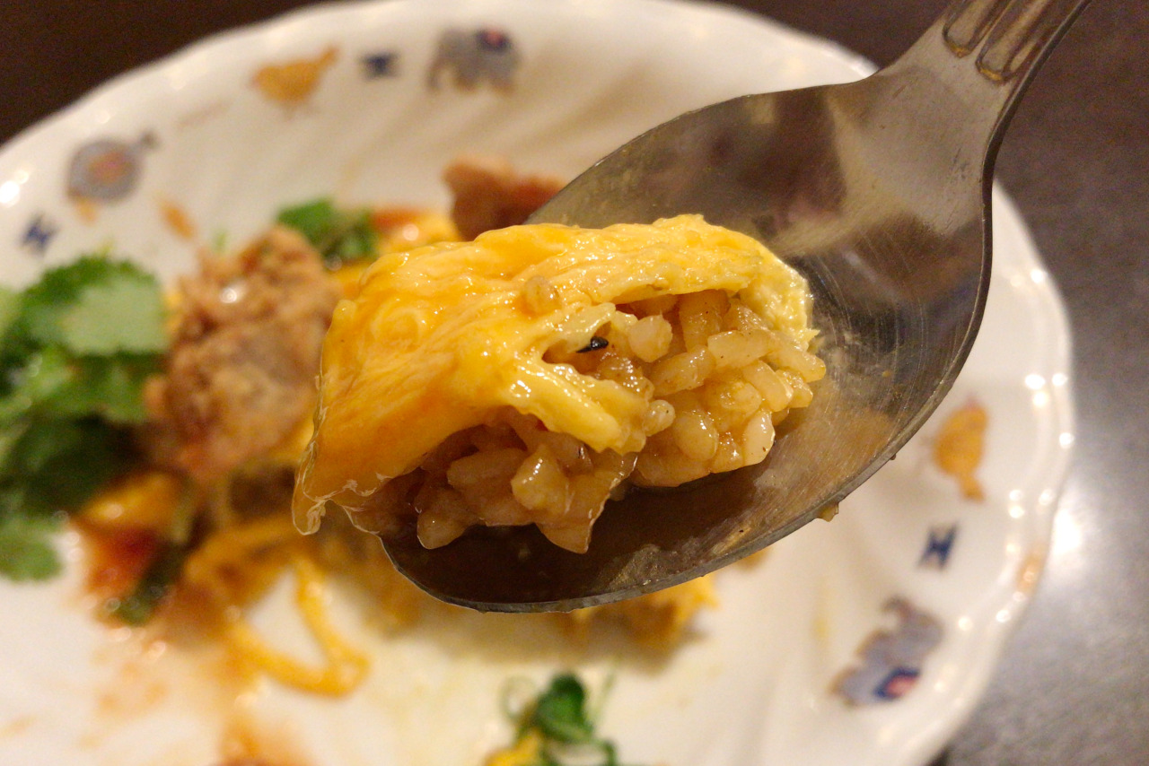 穴川のBAGOOS(バグース) アジアンフライドチキンオムライスはトロッと卵に唐揚げの甘辛ソースが効いて絶品なんだ