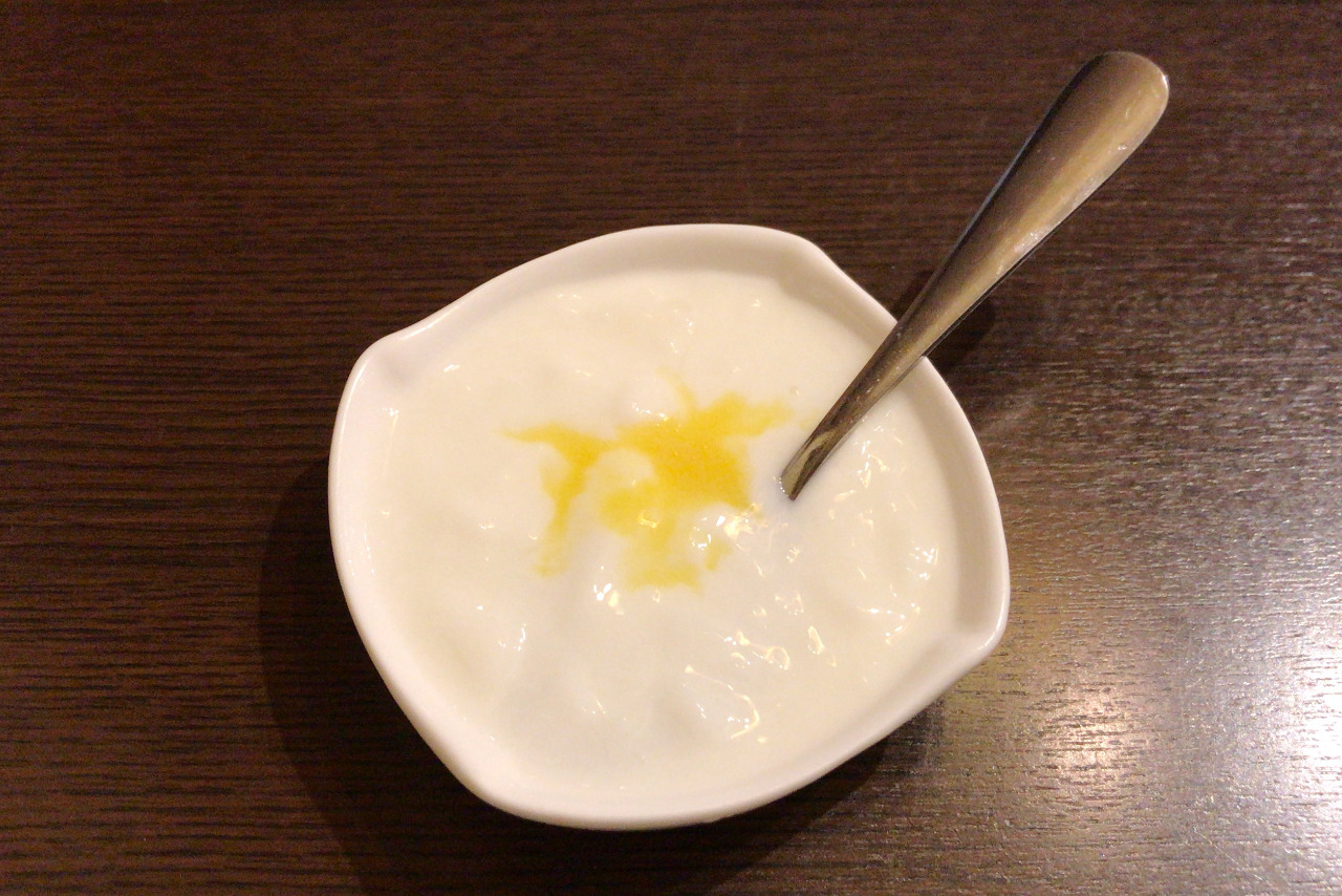 穴川のBAGOOS(バグース) アジアンフライドチキンオムライスはトロッと卵に唐揚げの甘辛ソースが効いて絶品なんだ