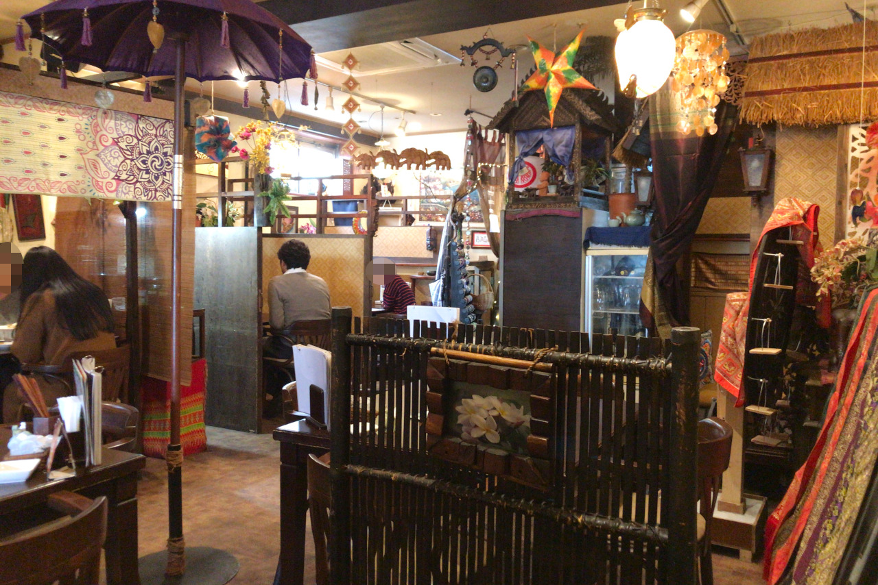 穴川のBAGOOS(バグース) アジアンフライドチキンオムライスはトロッと卵に唐揚げの甘辛ソースが効いて絶品なんだ