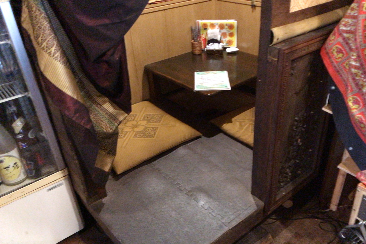 穴川のBAGOOS(バグース) アジアンフライドチキンオムライスはトロッと卵に唐揚げの甘辛ソースが効いて絶品なんだ