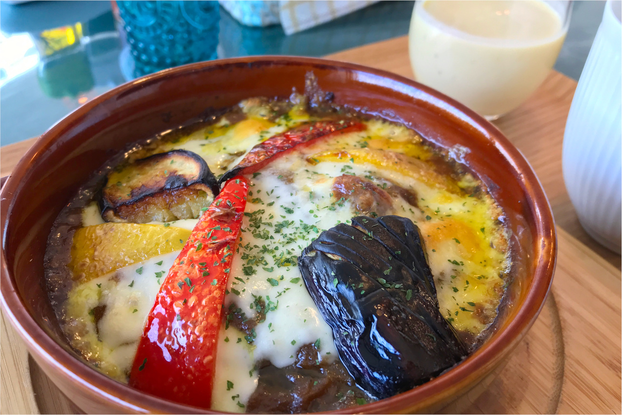 御成街道に昨年オープン オリーブカフェダイニングの焼きカレーランチはチーズがとろとろで絶品!濃厚マンゴースムージーもサービス!?