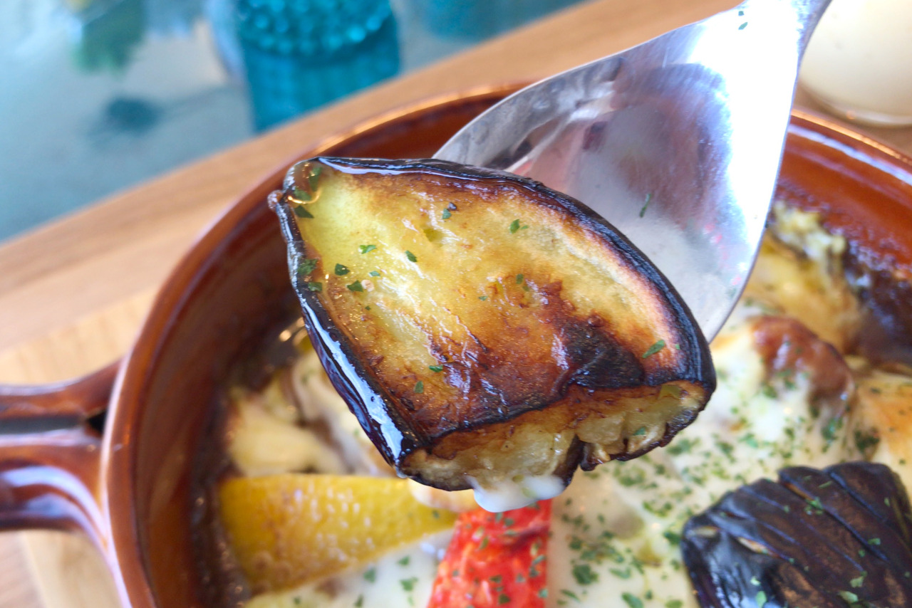 御成街道に昨年オープン オリーブカフェダイニングの焼きカレーランチはチーズがとろとろで絶品!濃厚マンゴースムージーもサービス!?