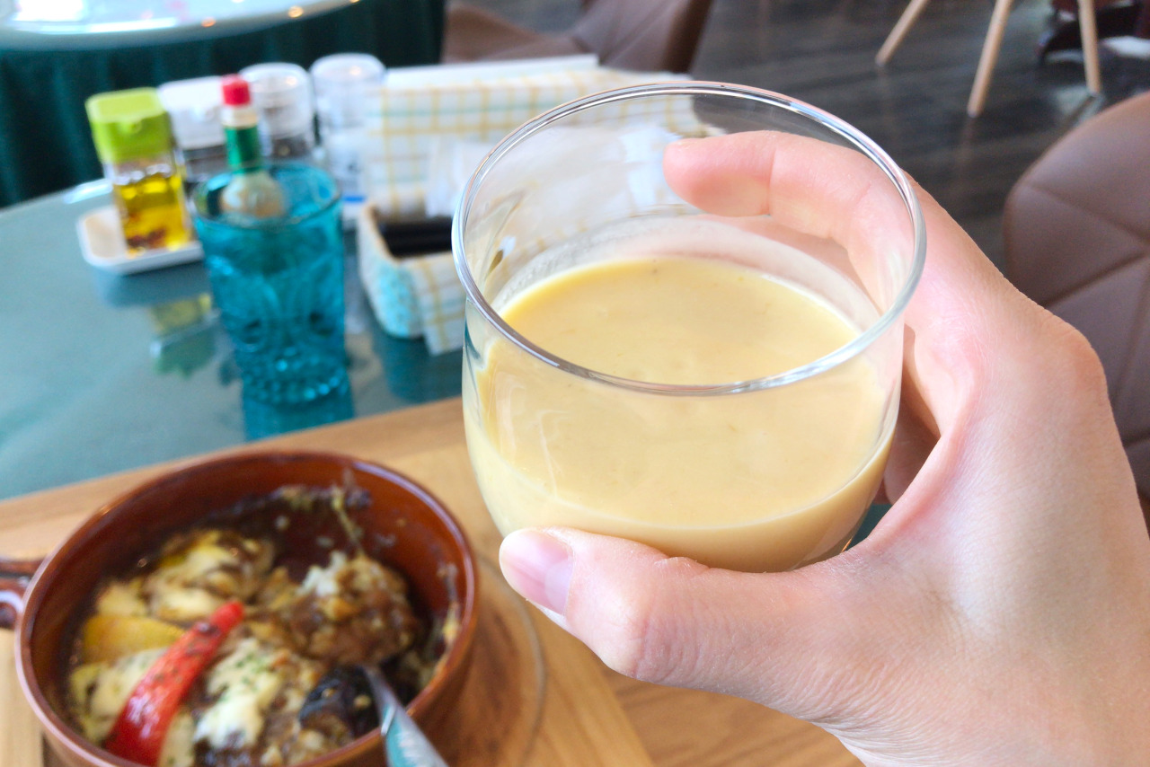 御成街道に昨年オープン オリーブカフェダイニングの焼きカレーランチはチーズがとろとろで絶品!濃厚マンゴースムージーもサービス!?