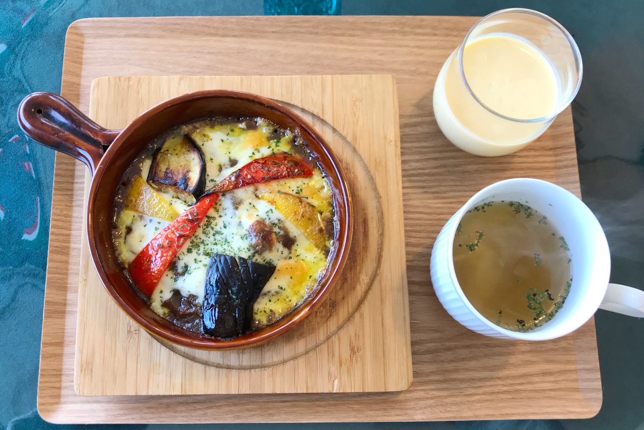 御成街道に昨年オープン オリーブカフェダイニングの焼きカレーランチはチーズがとろとろで絶品!濃厚マンゴースムージーもサービス!?