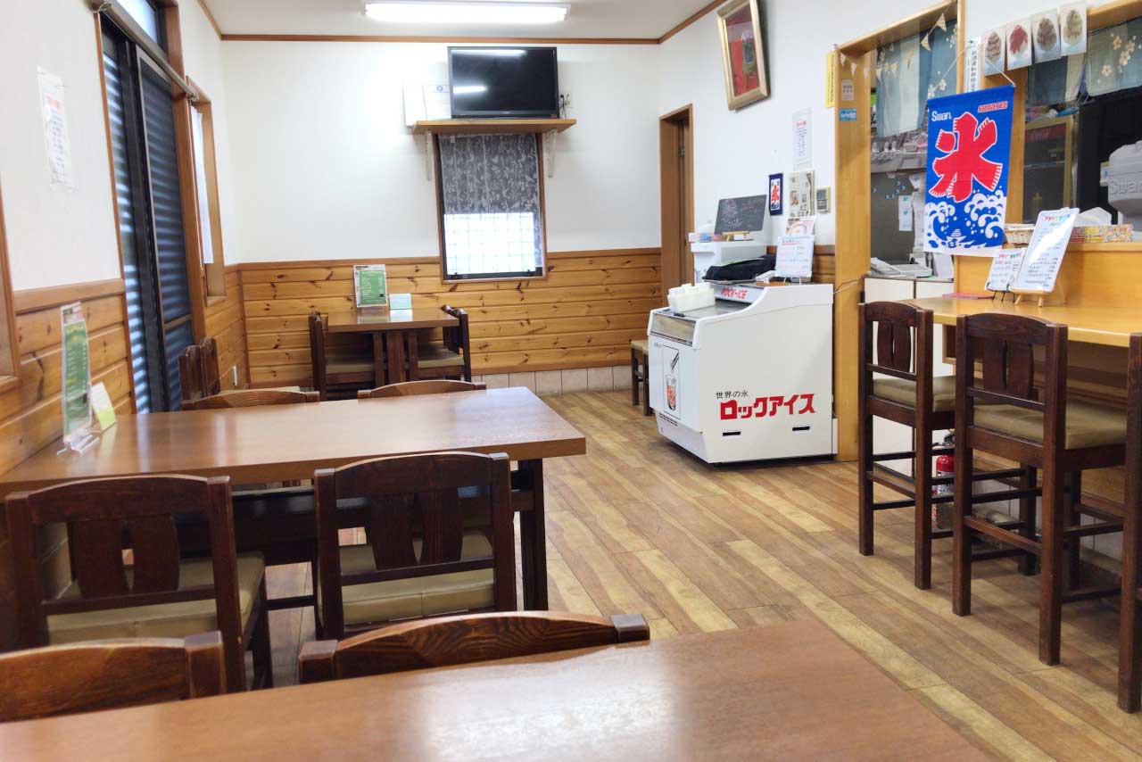 八街のかき氷専門店カフェロビンソンの店内