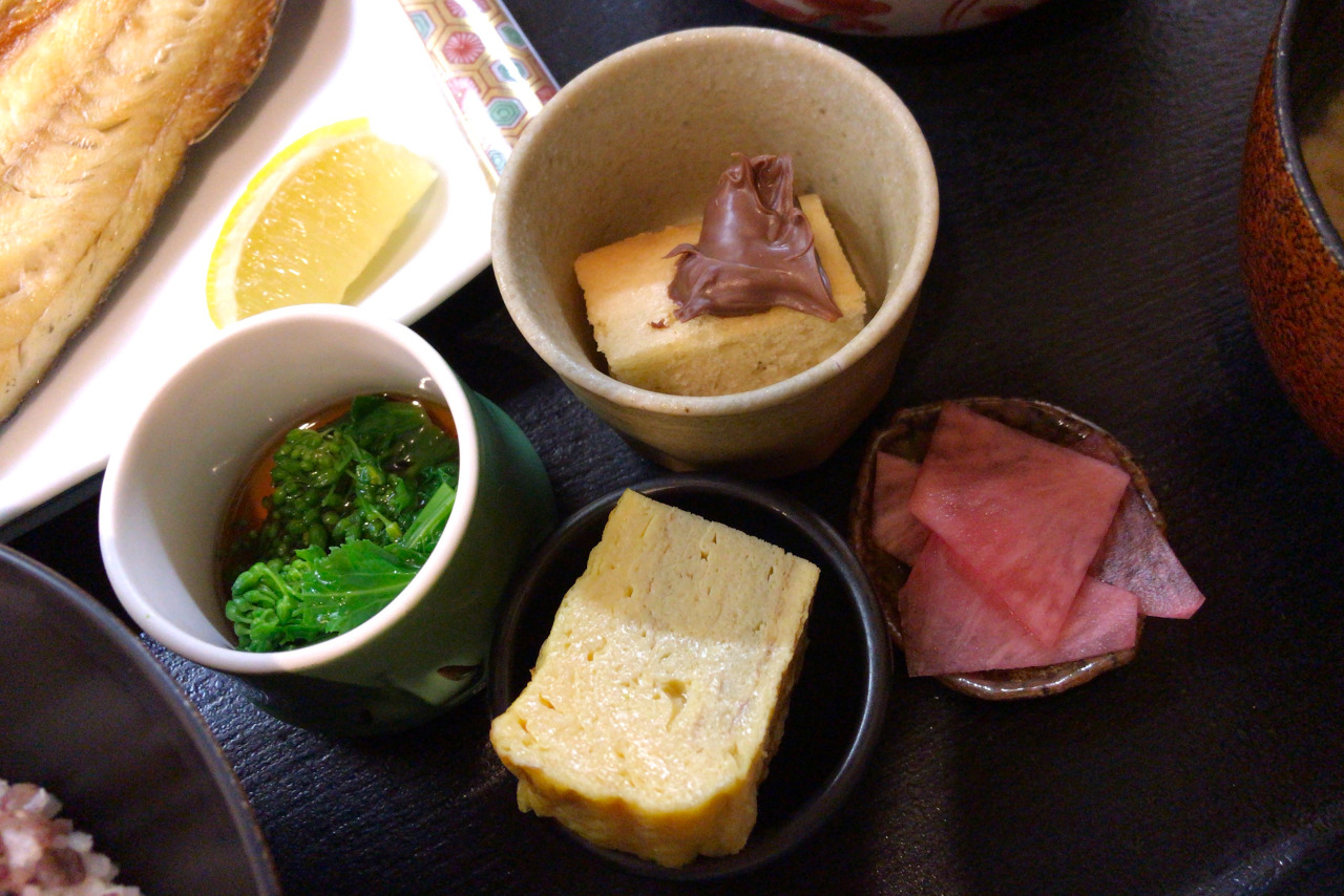 千葉駅から徒歩5分 割烹駿河のランチが豪華すぎ！意外とリーズナブルなサービス御膳（ほっけ開き＆豚の角煮）はサービス精神がすごすぎる