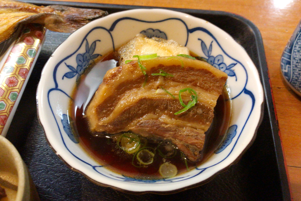 千葉駅から徒歩5分 割烹駿河のランチが豪華すぎ！意外とリーズナブルなサービス御膳（ほっけ開き＆豚の角煮）はサービス精神がすごすぎる