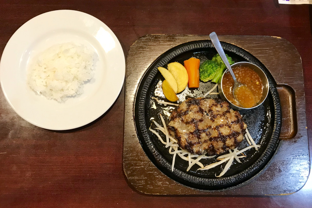 スエヒロ館小倉台店のサラダバー＆パン食べ放題が大盤振る舞いすぎ！ハイレベルな国産牛100%ハンバーグもジューシーな肉肉しさで大満足