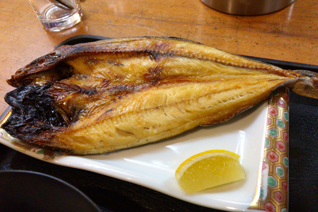 千葉駅から徒歩5分 割烹駿河のランチが豪華すぎ！意外とリーズナブルなサービス御膳（ほっけ開き＆豚の角煮）はサービス精神がすごすぎる