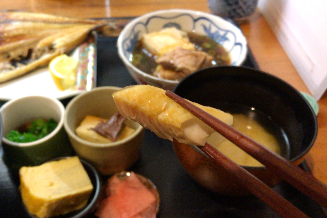 千葉駅から徒歩5分 割烹駿河のランチが豪華すぎ！意外とリーズナブルなサービス御膳（ほっけ開き＆豚の角煮）はサービス精神がすごすぎる