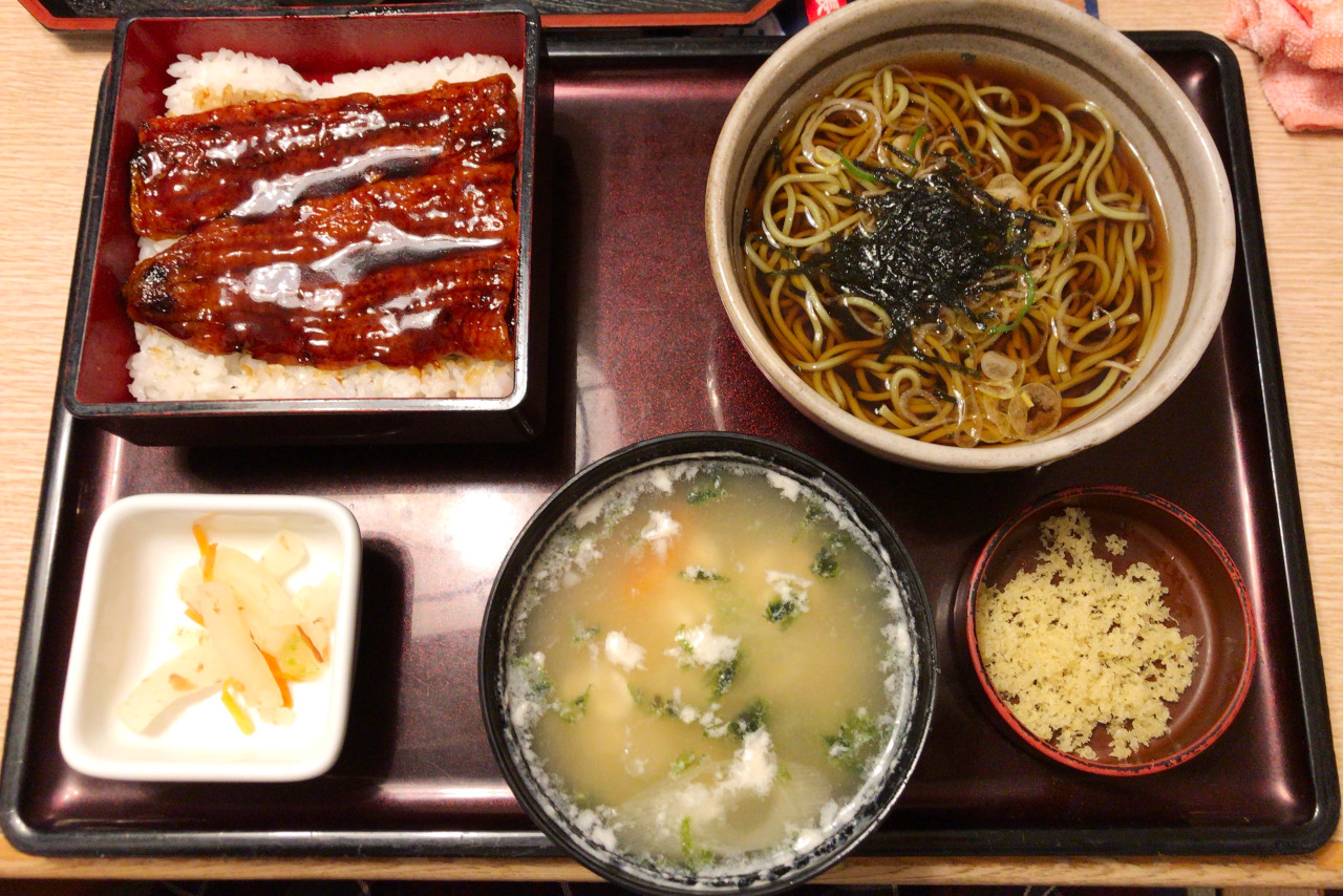 国道51号沿いのとんでん若松店で夜ご飯 うな重に白子汁の贅沢コンビ&ガーナチョコ苺のティラミスはとろとろマスカルポーネが絶品