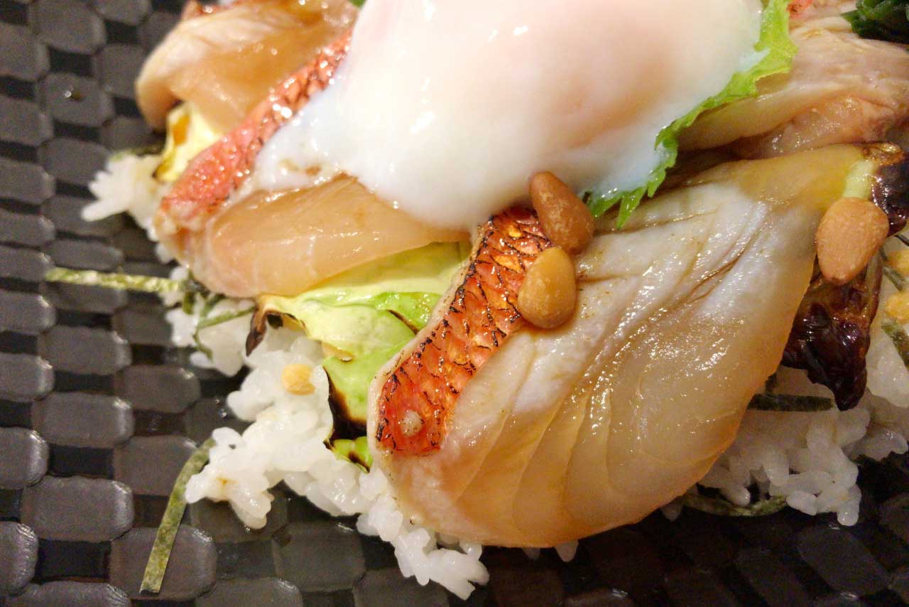 稲毛六方町の魚彩 二幸で海鮮和食ランチ!金目鯛炙り丼は脂たっぷり旨味ぎっしり、ほろとろ不思議食感から垣間見えるキンメの底力